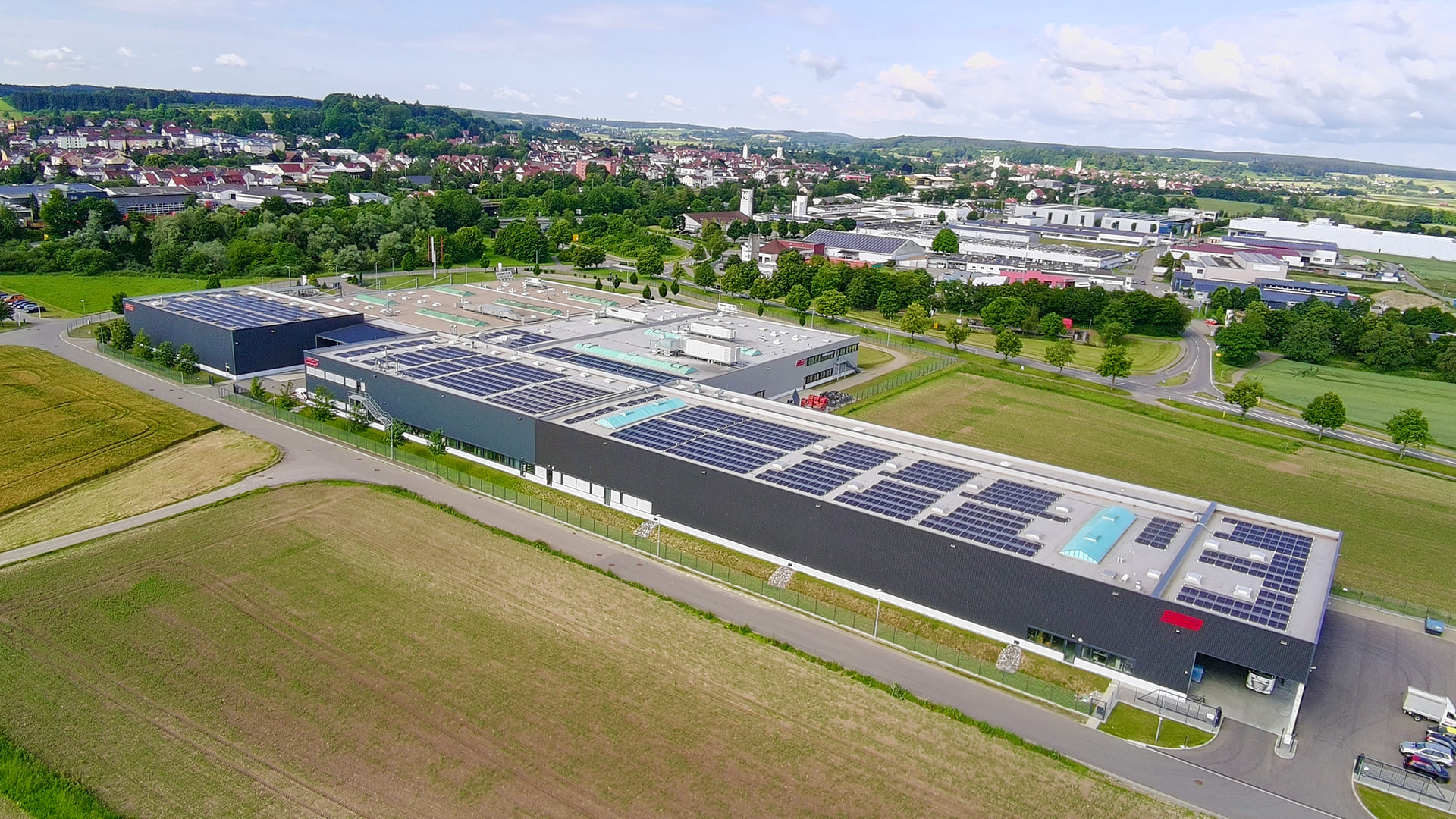 Neue Groß-Photovoltaikanlage auf dem Firmendach von Schlösser in Mengen